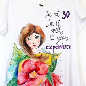 Femeia la 30 ani. Tricou pictat manual, cadou pentru aniversarea 30 ani.