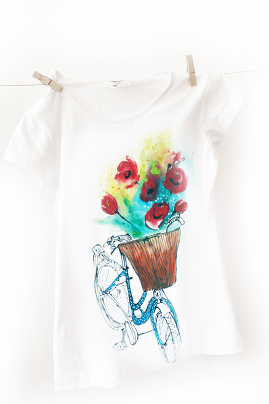 Bicicleta și coșul cu flori. Tricou pictat manual.