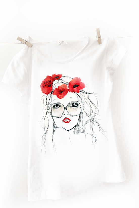 Fata cu coronița din flori de mac. Tricou pictat manual, personalizat.