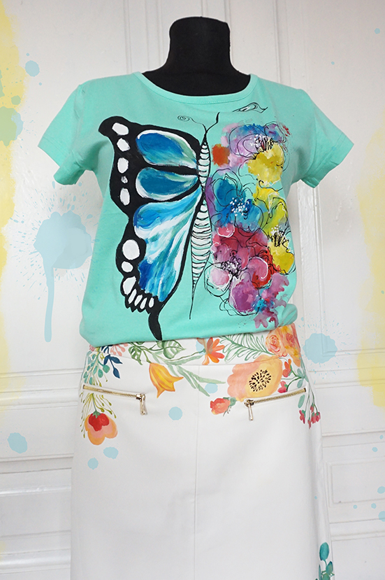 Fluturele și florile colorate. Tricou pictat manual, personalizat.