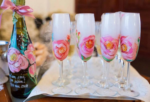 Se trandafiri roz. Sticlă și pahare personalizate.