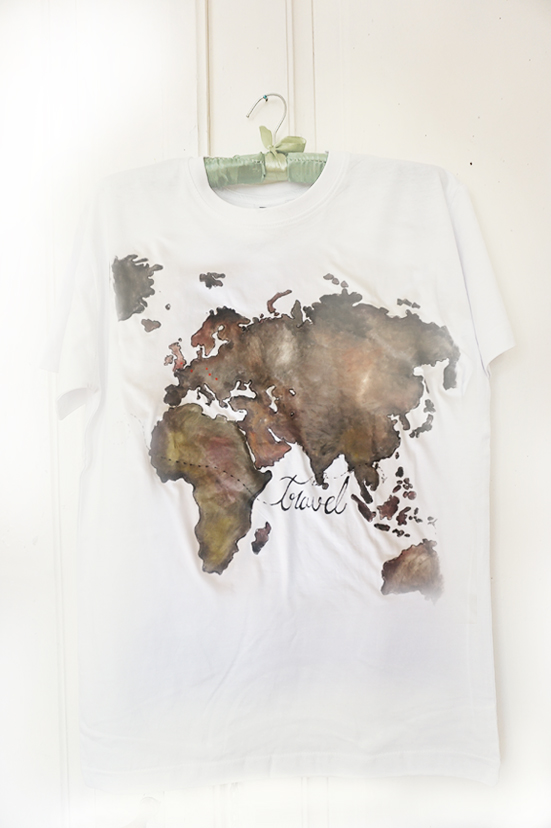 We love to travel. Set tricouri harta lumii pentru el și ea.