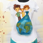 Tricou cu ilustrație de familie și glob pământesc.