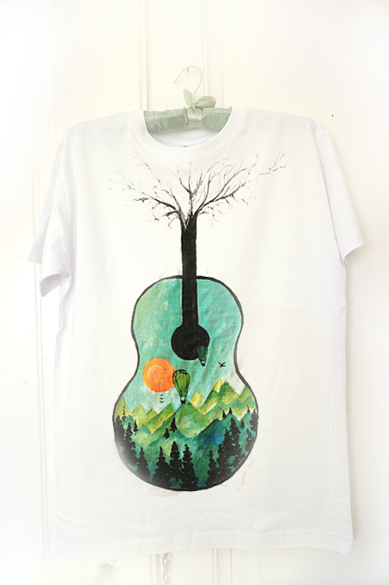 Chitară și munte. Muzică și natură.Tricou pictat manual, personalizat.