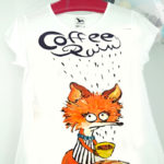 Vulpița în ploaia de cafea. Tricou pictat manual, personalizat