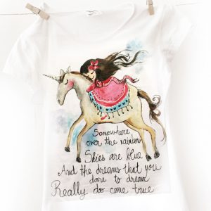 Tricou Fetița și Unicornul. Pictat manual, personalizat.