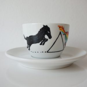 Ceașcă de cafea pictată cu un cal, unicorn. Înainte și după cafea.