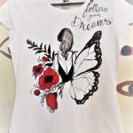 Tricou pictat manual cu fluture și maci. Follow your dreams